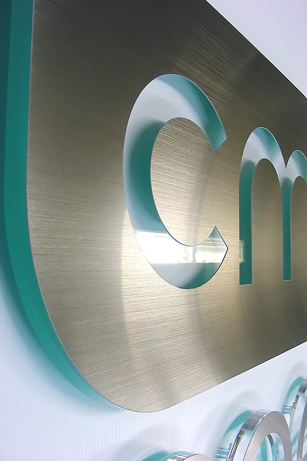Dariusz Dawidczyk, Adas Dawidczyk and Tadeusz Dawidczyk are watching very carfully the signs and 3d sign mrket to provide your company with the best possible look for your office